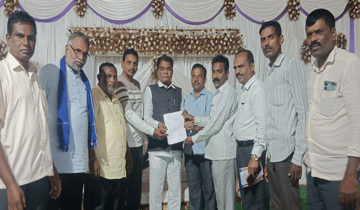 Right to Education Act | విద్యా హక్కు చట్టాన్ని అమలు చేయాలని రాష్ట్ర ఎస్సీ, ఎస్టీ కమిషన్ చైర్మన్‌కు దళిత సంఘాల వినతి