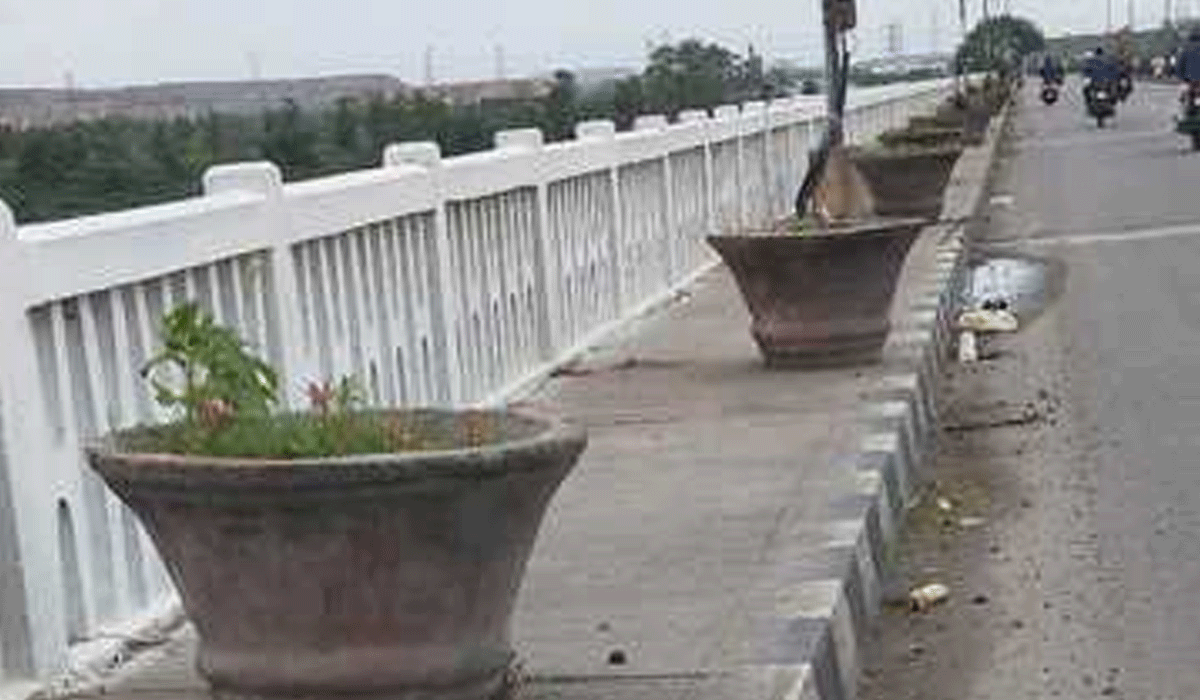 Godavarikhani |  హత విధి… హరితం ఏదీ..? పగిలిన చెట్ల కుండీలు… మాయమైన మొక్కలు