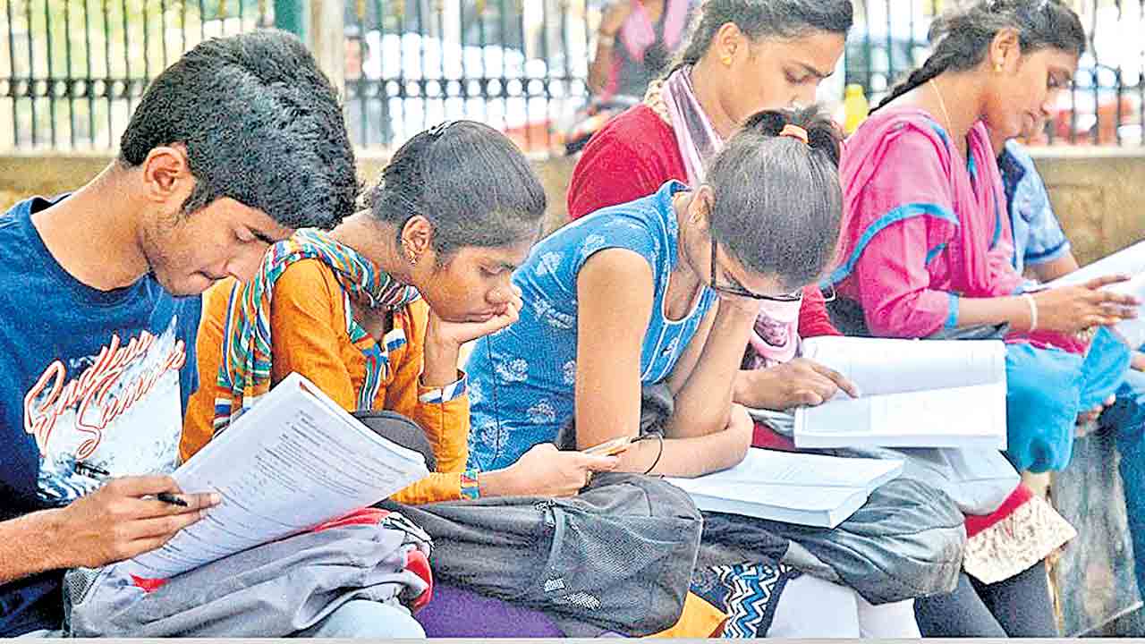 సంక్షోభంలో విద్య