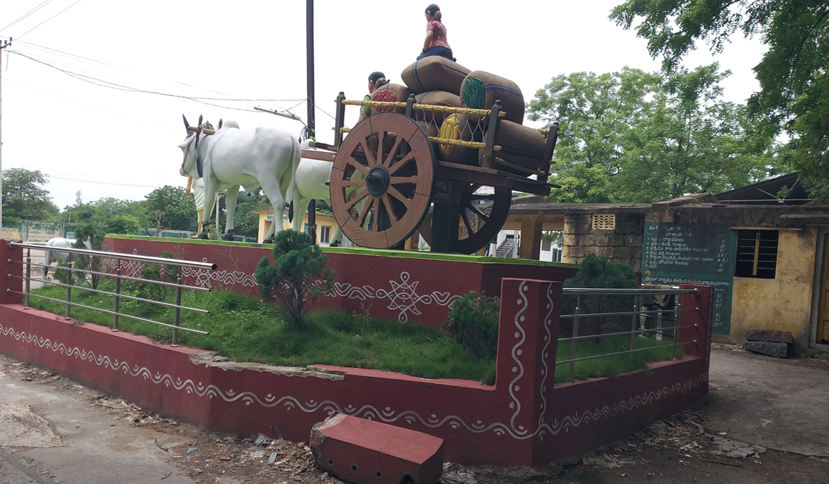 Poor maintenance | నిర్వహణ అధ్వానం.. కళ తప్పిన అన్నదాత విగ్రహం