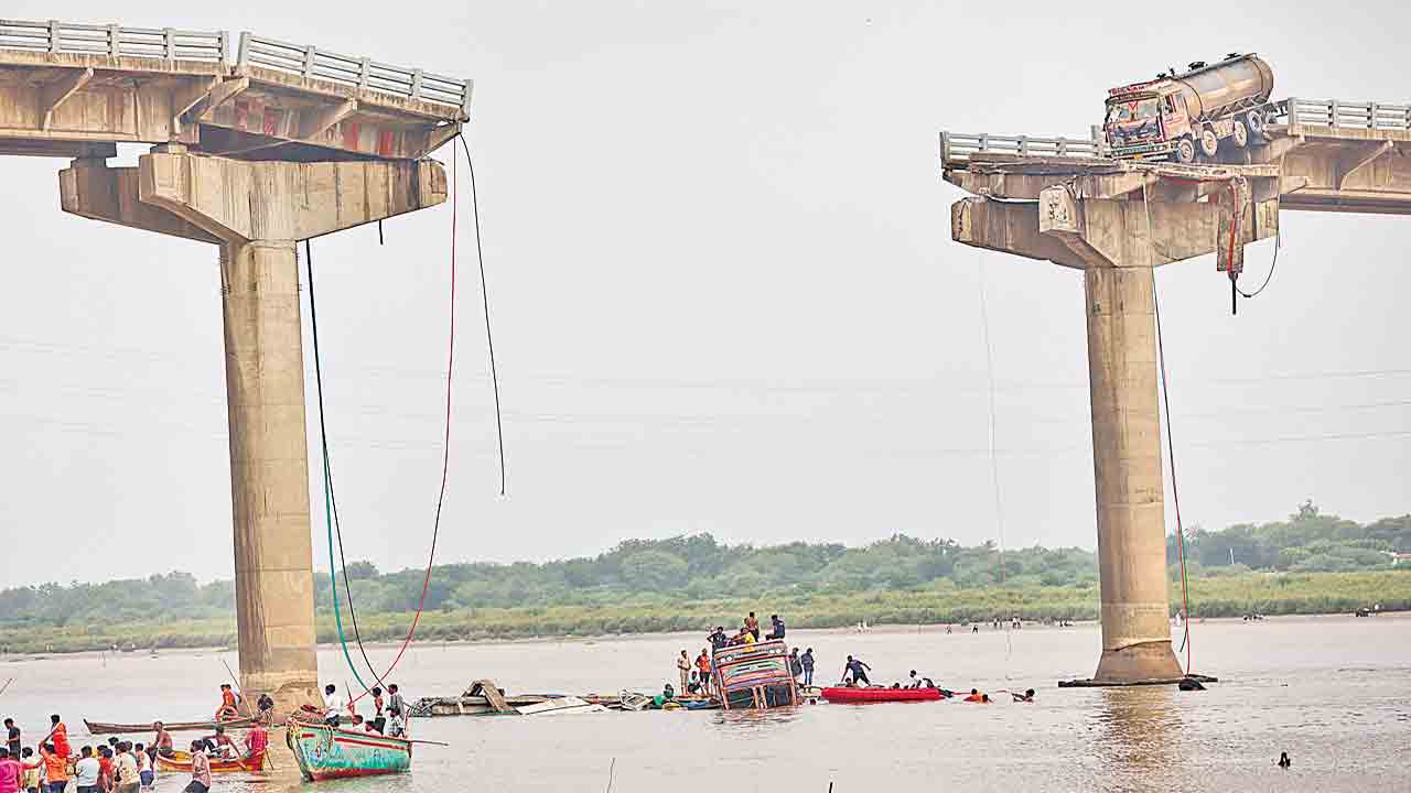 దేశంలో డబుల్‌ ట్రబుల్.. గుజరాత్‌లో కూలిన బ్రిడ్జి