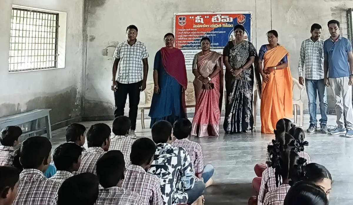 She Team | పోట్యాల ప్రభుత్వ పాఠశాల విద్యార్థులకు షీ టీం అవగాహన