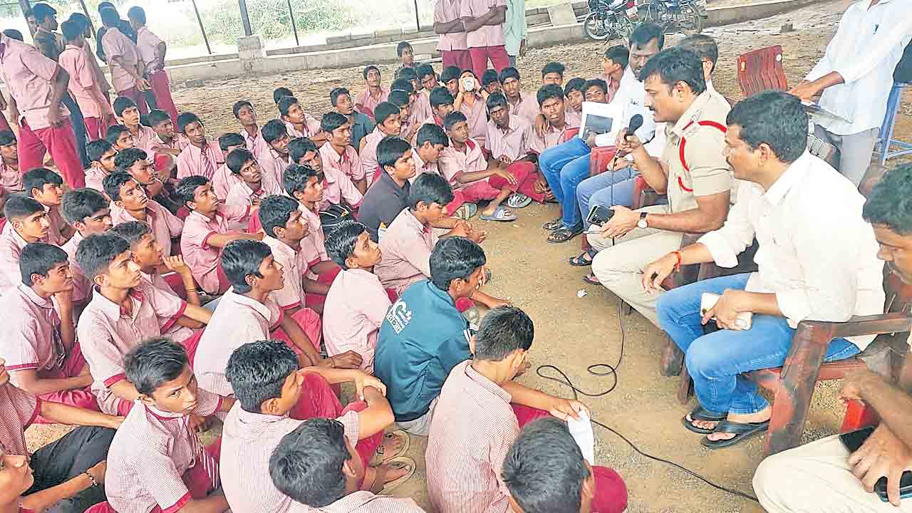 గురుకుల విద్యార్థుల పాదయాత్ర