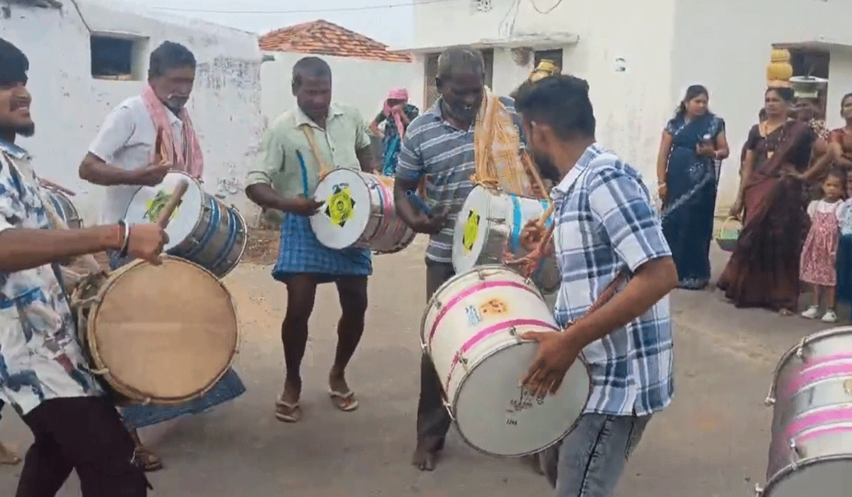 Beerappa Bonalu | రేకొండలో బీరప్ప బోనాలు.. విన్యాసాలతోతరలిన కురుమలు