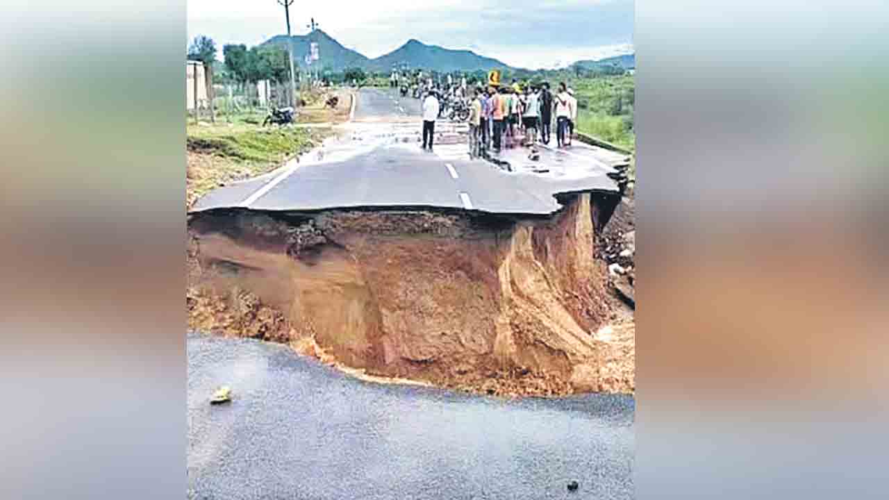 ప్రారంభోత్సవానికి ముందే కొట్టుకుపోయిన రోడ్డు.. బీజేపీ పాలిత రాజస్థాన్‌లో భారీ వర్షం వల్ల ఘటన