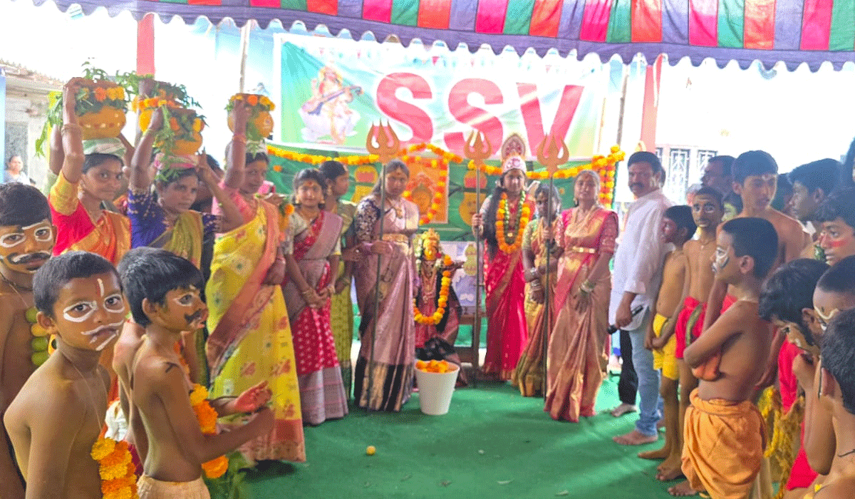 Bonala celebrations | మానకొండూరు ఎస్ఎస్వీ విద్యాలయంలో బోనాల వేడుకలు