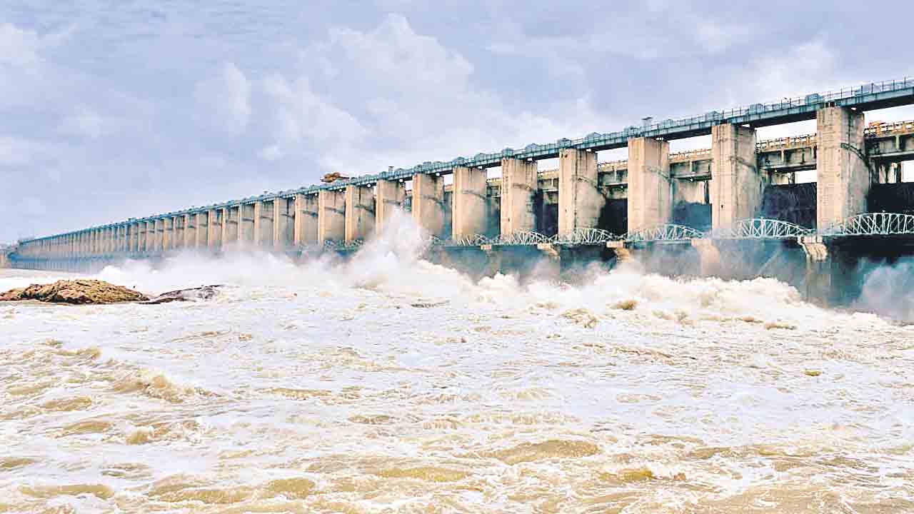 కృష్ణమ్మ పరుగు.. గోదావరిలో కరువు!..  ఎక్కడా నీళ్లు పంపింగ్‌ చేయని సర్కారు