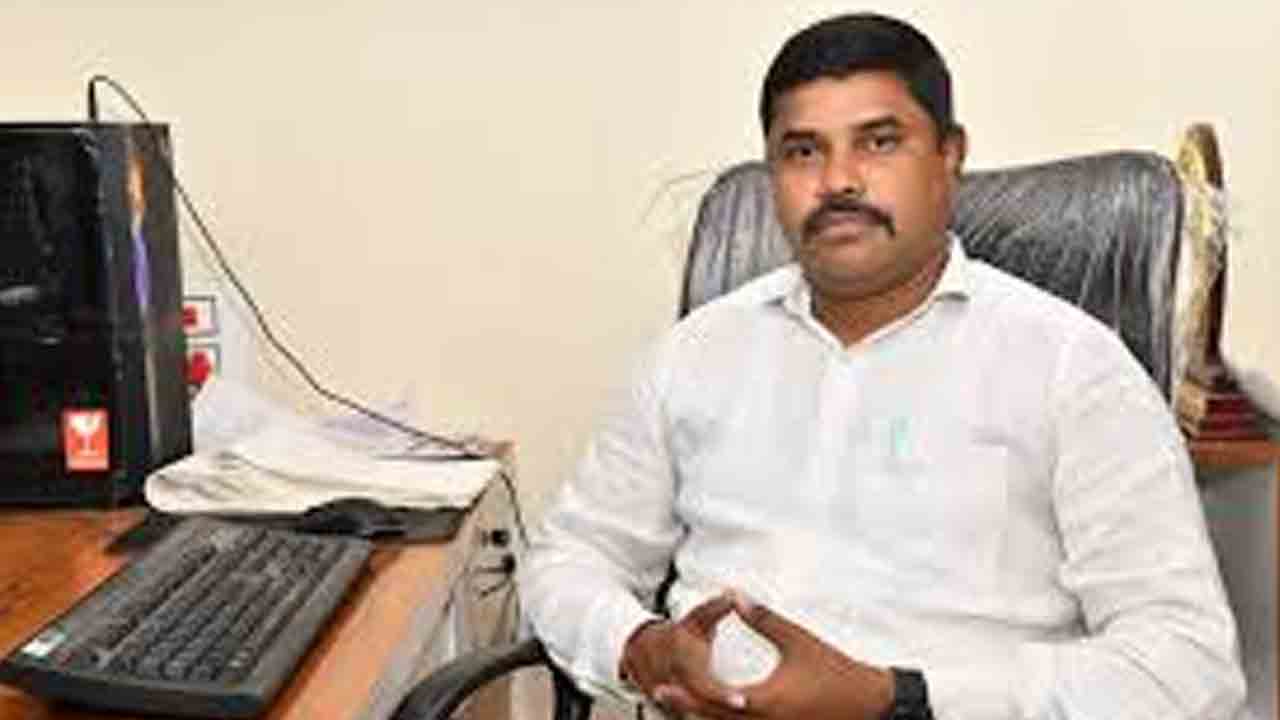 దళిత జర్నలిస్టుపై ఉకుపాదం