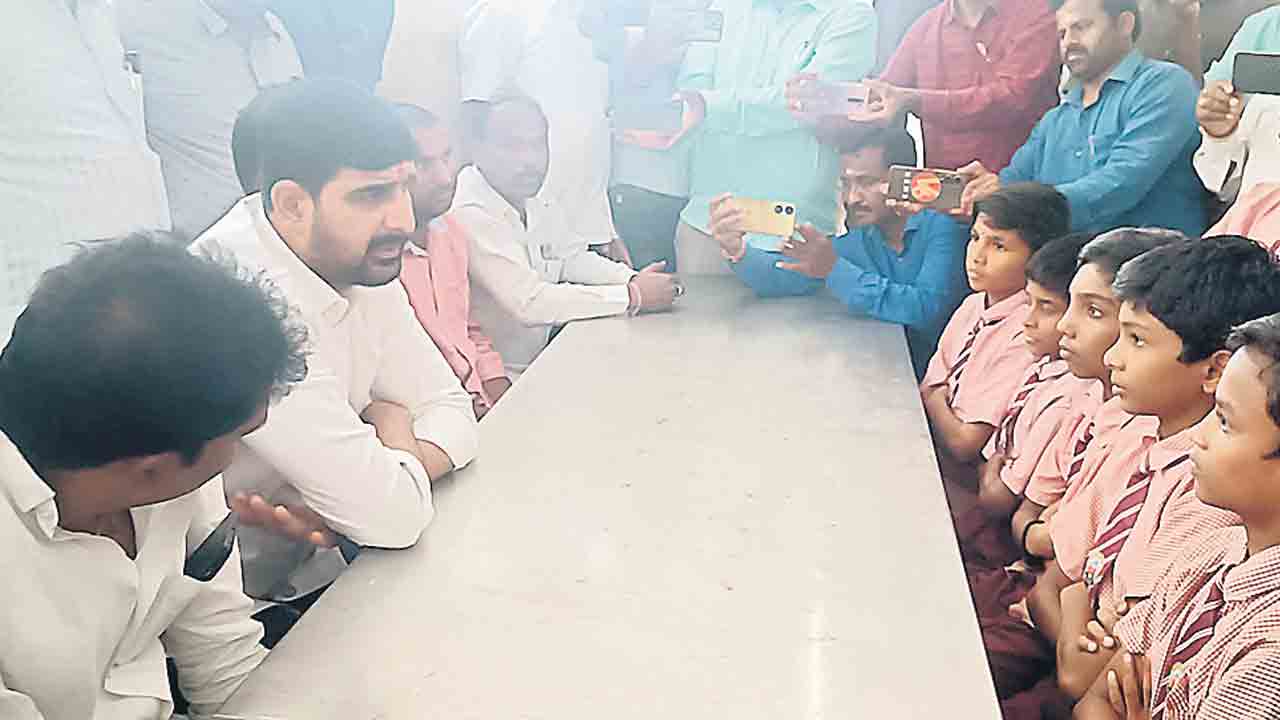 విద్యార్థుల జీవితాలతో రేవంత్‌ ఆట