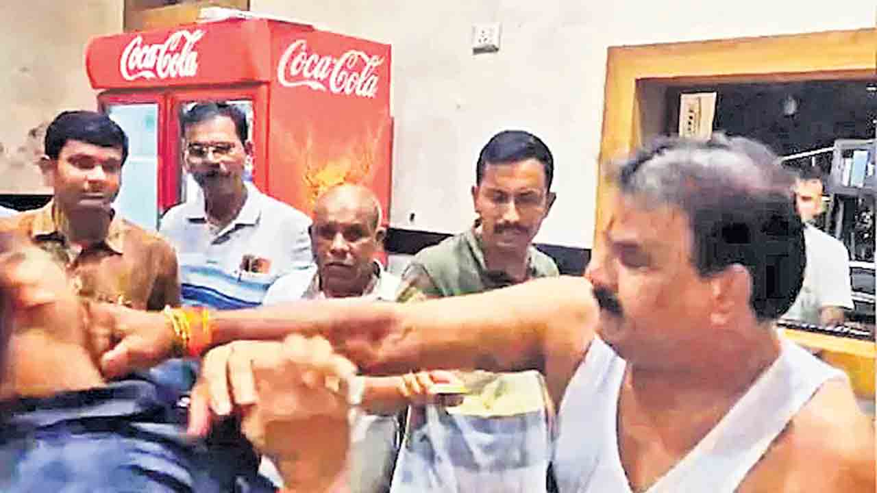 పప్పు బాగోలేదంటూ కార్మికుడిపై ఎమ్మెల్యే దాడి