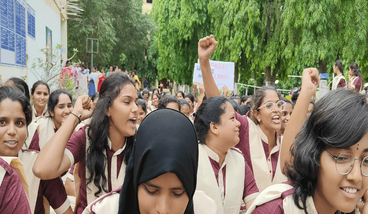 Sircilla protest | నిన్న రోడ్డెక్కి…నేడు కళాశాలలో సిరిసిల్ల లో గిరిజన సంక్షేమ మహిళా డిగ్రీ కళాశాల విద్యార్థుల ఆందోళన