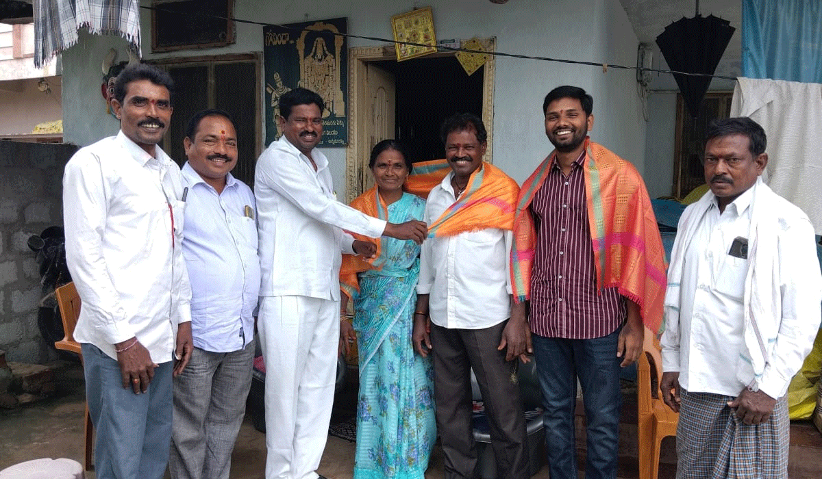 Government jobs | రెడ్డిపల్లి రైతు కుటుంబంలో ముగురికి ప్రభుత్వ ఉద్యోగాలు.. మొన్నసోదరుడు శ్రావణ్, సోదరి నవత, నేడు అజయ్