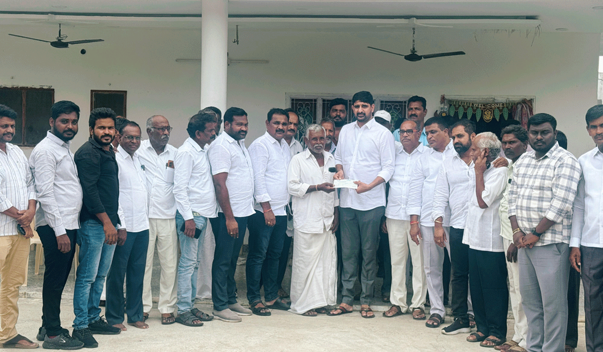 MLA Padi Kaushik Reddy | అమ్మా.. బాగున్నవా.. తాత ఎలా ఉన్నవే.. అంటూ ఆప్యాయంగా పలుకరించిన ఎమ్మెల్యే పాడి కౌశిక్‌ రెడ్డి