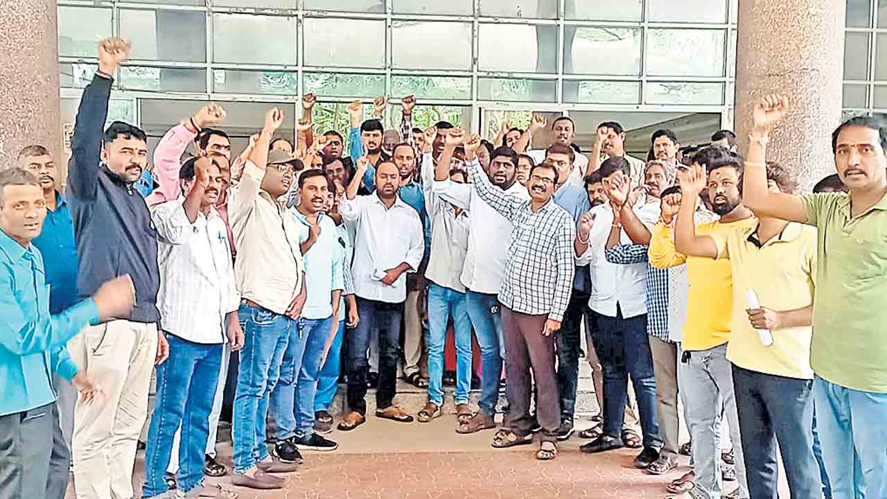 ఐదు నెలలుగా జీతాలు లేవు