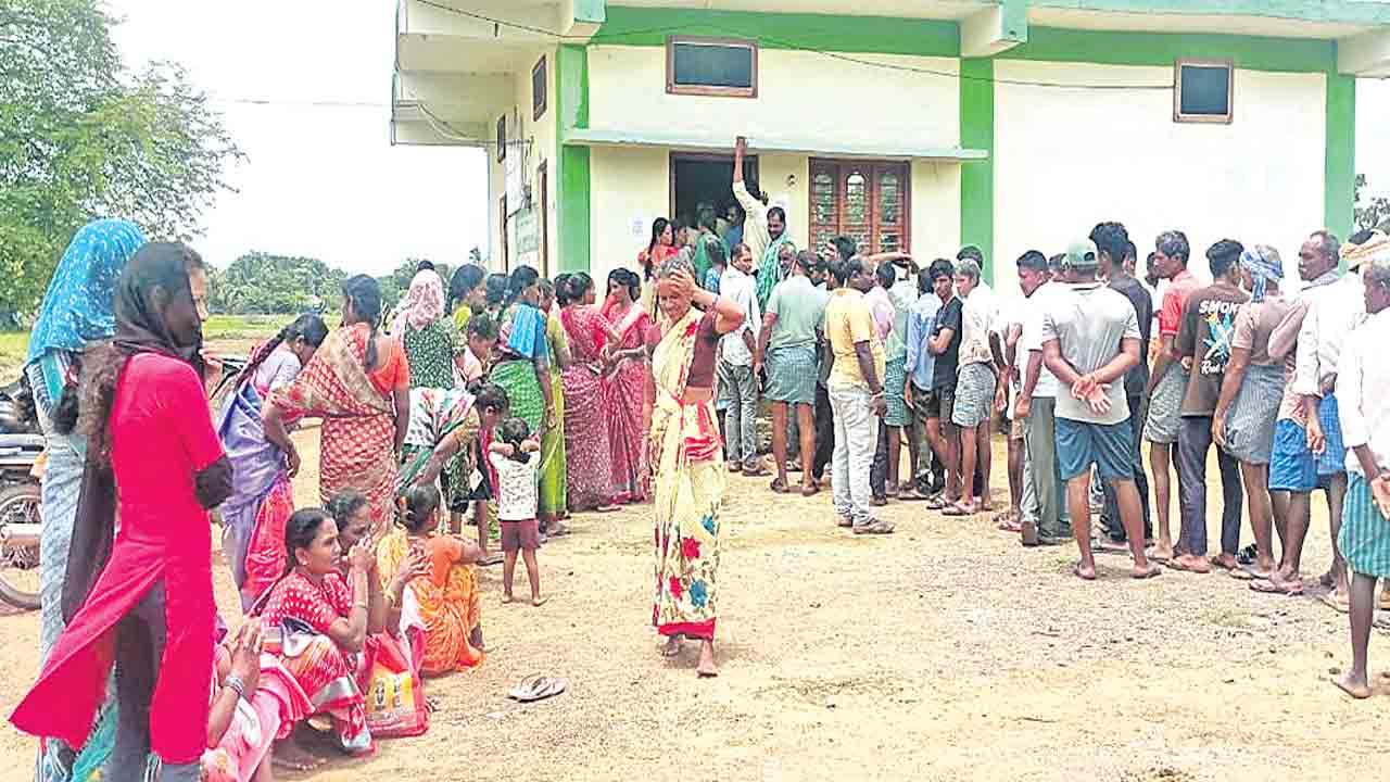 యూరియా కోసం రైతుల బారులు