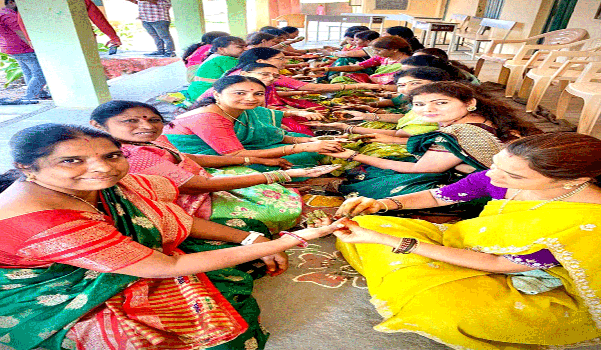 Gourd festival | జగిత్యాల ఓల్డ్‌ హై స్కూలులో పీఆర్టీయూ ఆధ్వర్యంలో గోరింటాకు