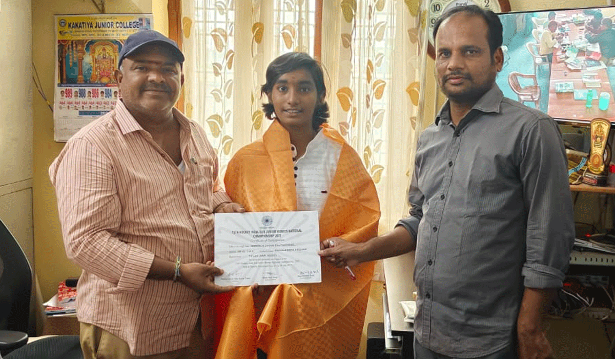 Hockey | హాకీలో ఉత్తమ ప్రతిభ చూపిన విద్యార్థికి సన్మానం