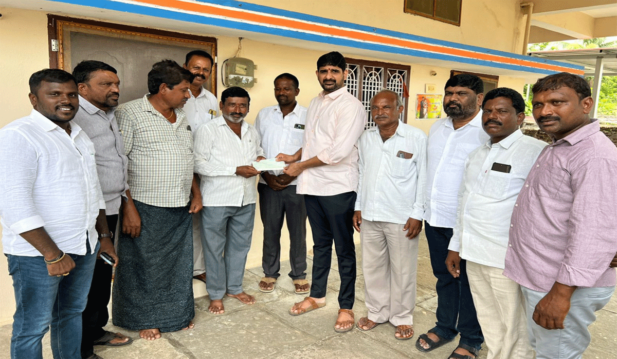 MLA Padi Kaushik Reddy | నిరుపేద కుటుంబాలకు అండగా బీఆర్ఎస్.. లబ్ధిదారులకు చెక్కులను పంపిణీ చేసిన ఎమ్మెల్యే పాడి కౌశిక్ రెడ్డి