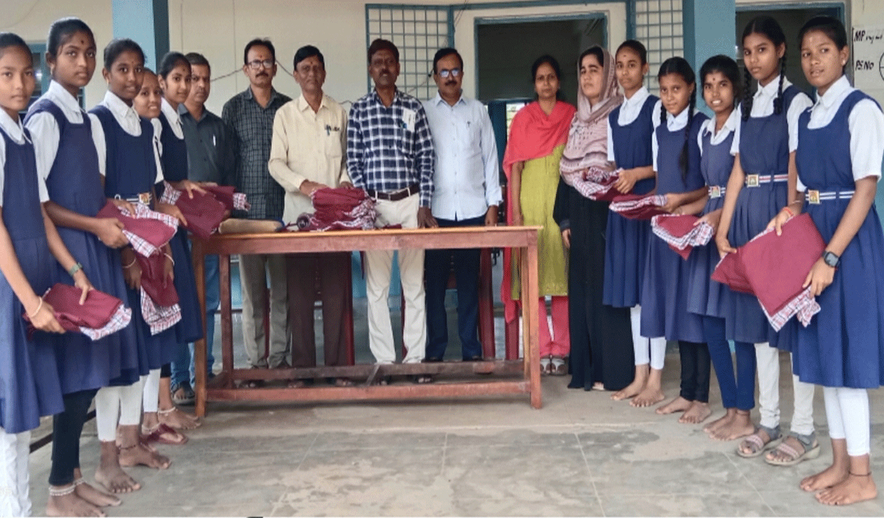 Uniforms distributed | పోతంగల్‌లో విద్యార్థులకు యూనిఫాం అందజేత