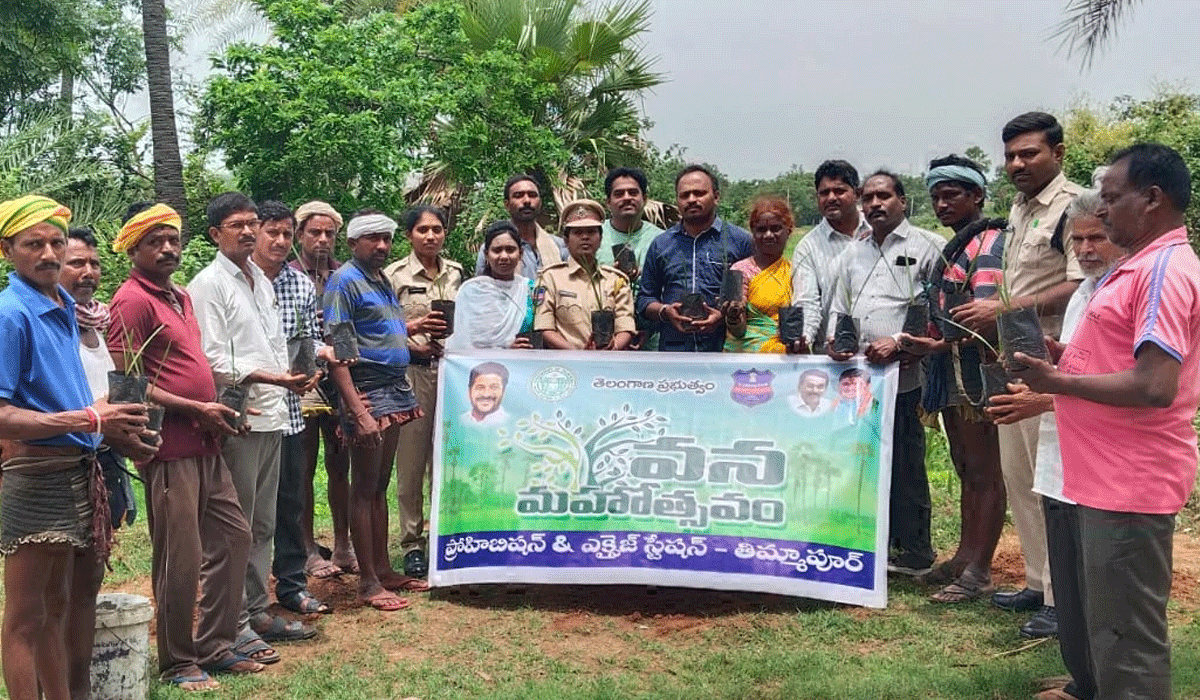 Tree plantation | కొండాపూర్ లో ఈత చెట్ల వనమహోత్సవం.. మొక్కలు నాటిన ఎక్సైజ్ ఎస్సై భారతి