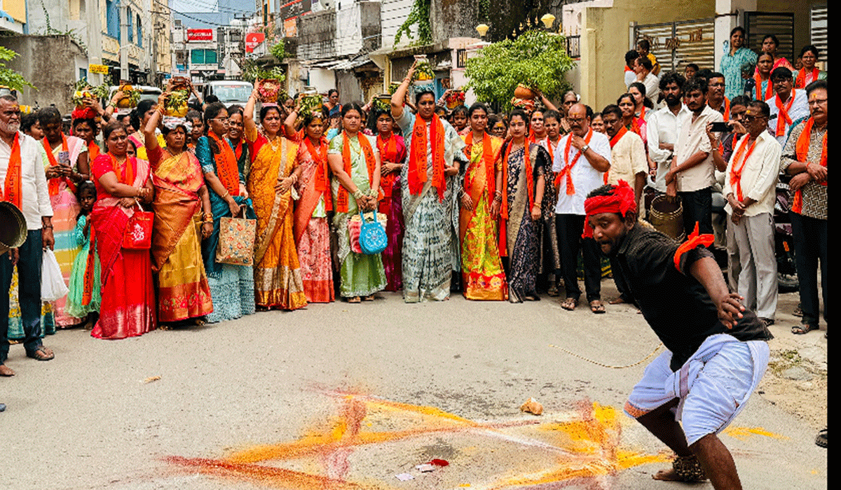 Jagityal | రజక సంఘం ఆధ్వర్యంలో అంగరంగ వైభవంగా వీరమ్మ తల్లి బోనాల శోభాయాత్ర