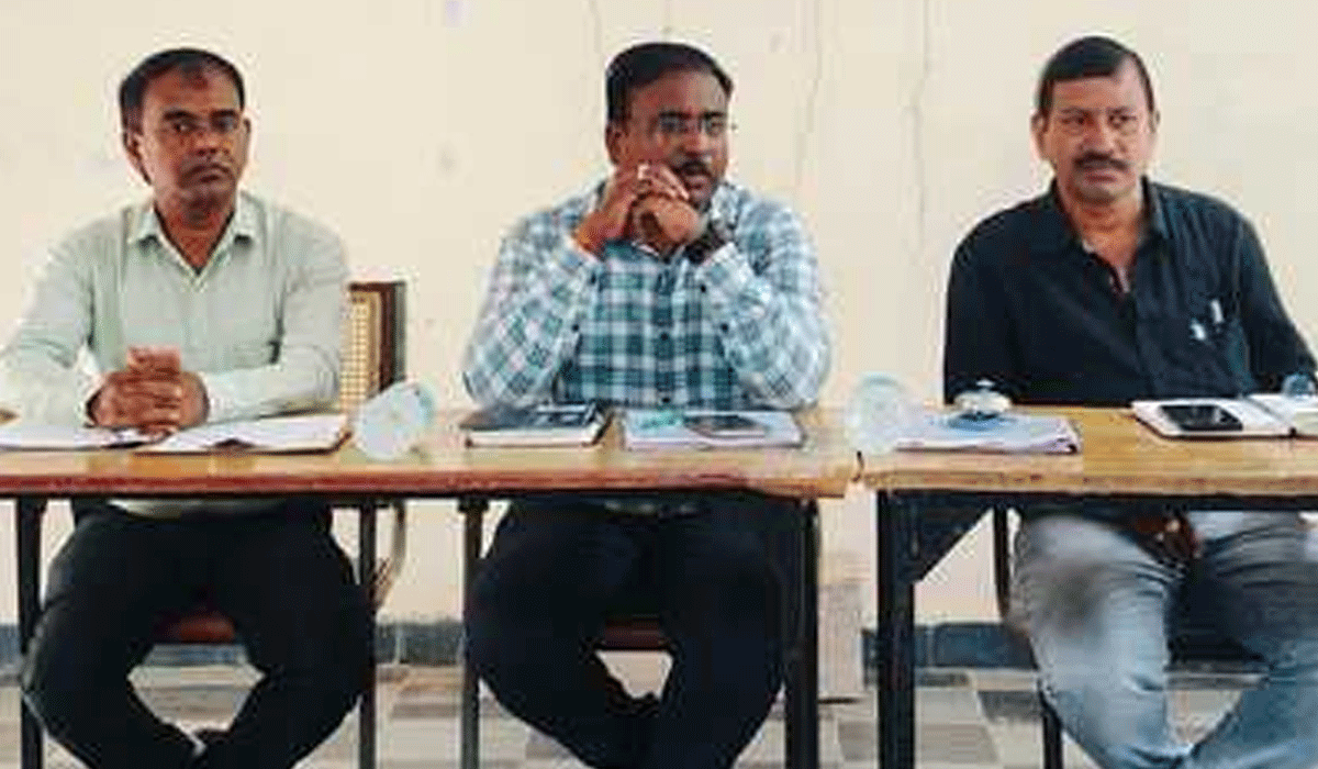 Special attention | గ్రామాల్లో పారిశుధ్య నిర్వహణపై ప్రత్యేక దృష్టి సారించాలి.. జిల్లా పంచాయతీ అధికారి మధన్ మోహన్