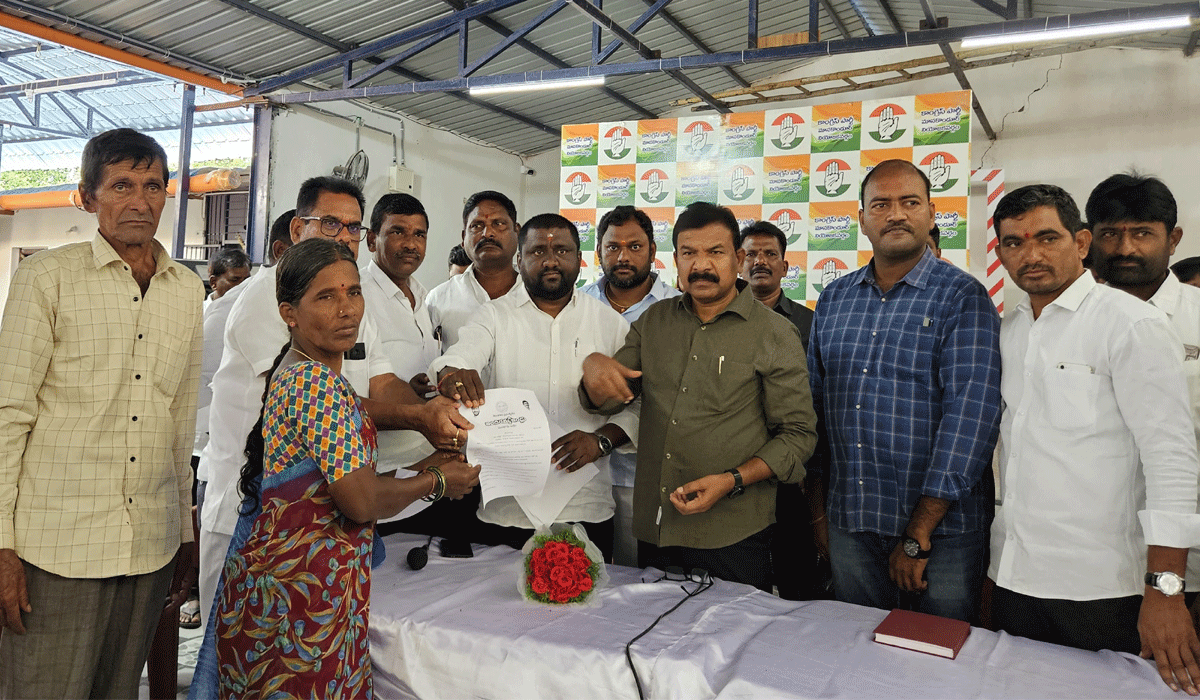 Indiramma beneficiaries | ఇందిరమ్మ లబ్ధిదారులకు ప్రొసీడింగ్లు, చెక్కులను అందజేసిన ఎమ్మెల్యే కవ్వంపల్లి సత్యనారాయణ