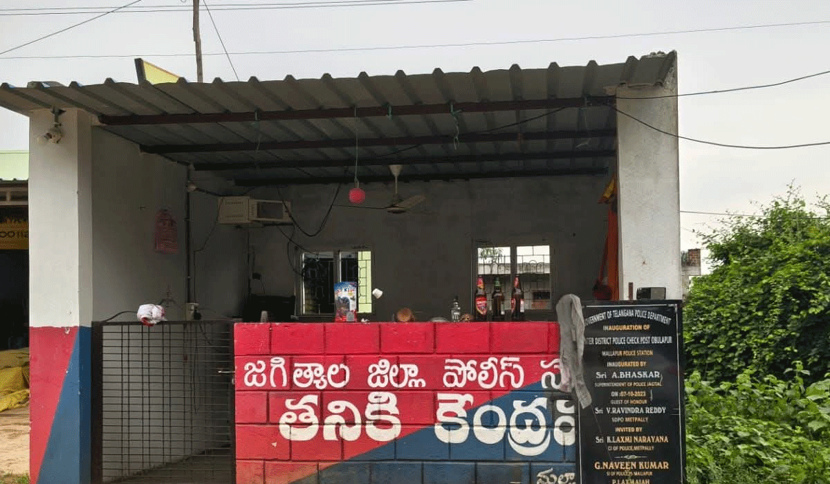 Police check post |  సోషల్ మీడియాలో చక్కర్లు కొడుతున్న పోలీస్ చెక్ పోస్ట్..!