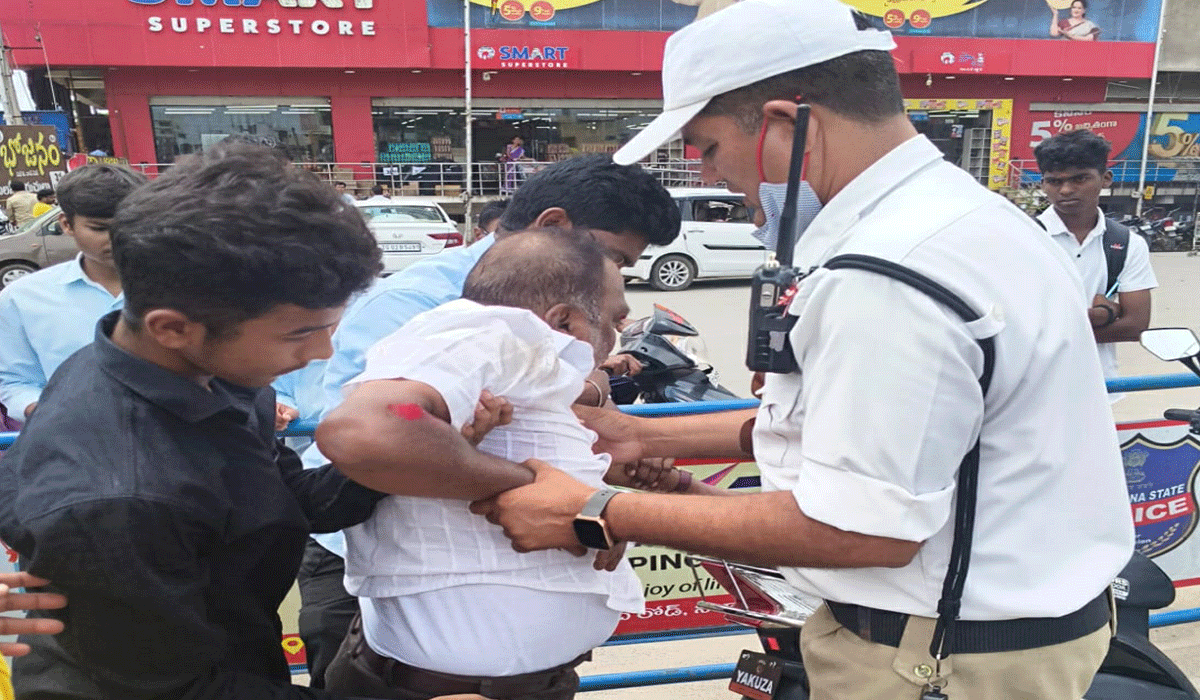 Nizamabad | లో బీపీ తో బైక్ పై నుండి కింద పడిన వ్యక్తిని కాపాడిన ట్రాఫిక్‌ పోలీస్‌