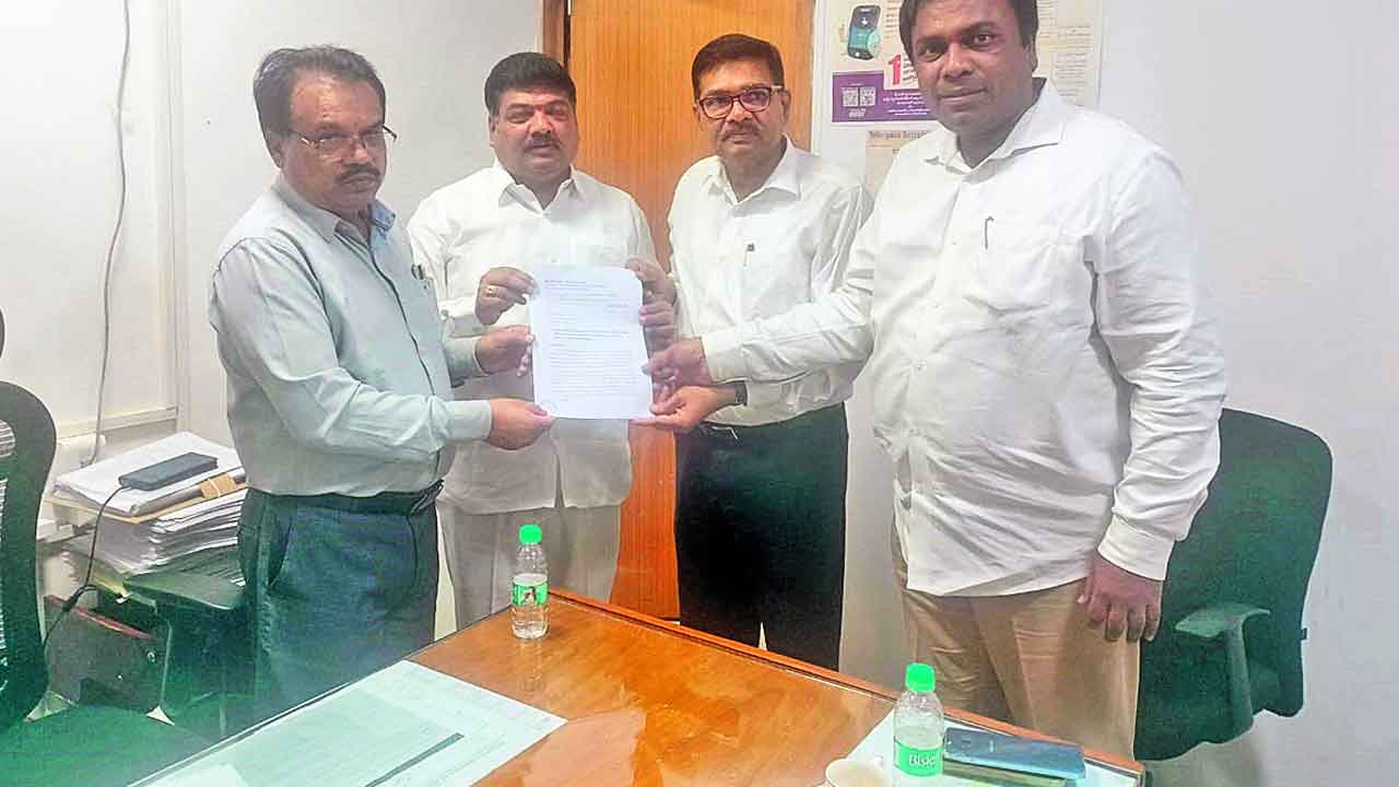 కొండా సురేఖ ఎమ్మెల్యే సభ్యత్వం రద్దు చేయాలి