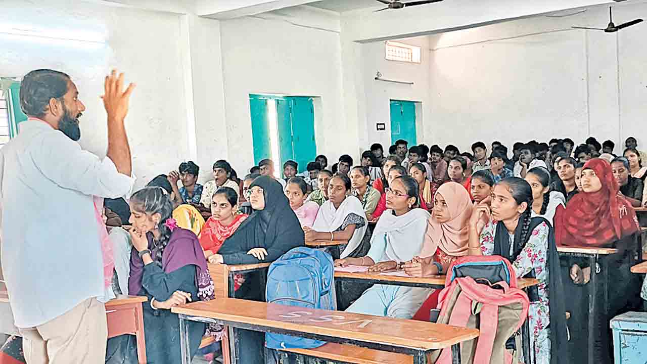 నీటి దోపిడీ కుట్రను ఎండగట్టాలి