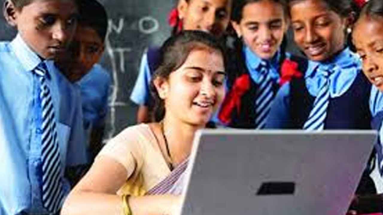 నిబంధనలకు విరుద్ధంగా టీచర్ల సర్దుబాటు