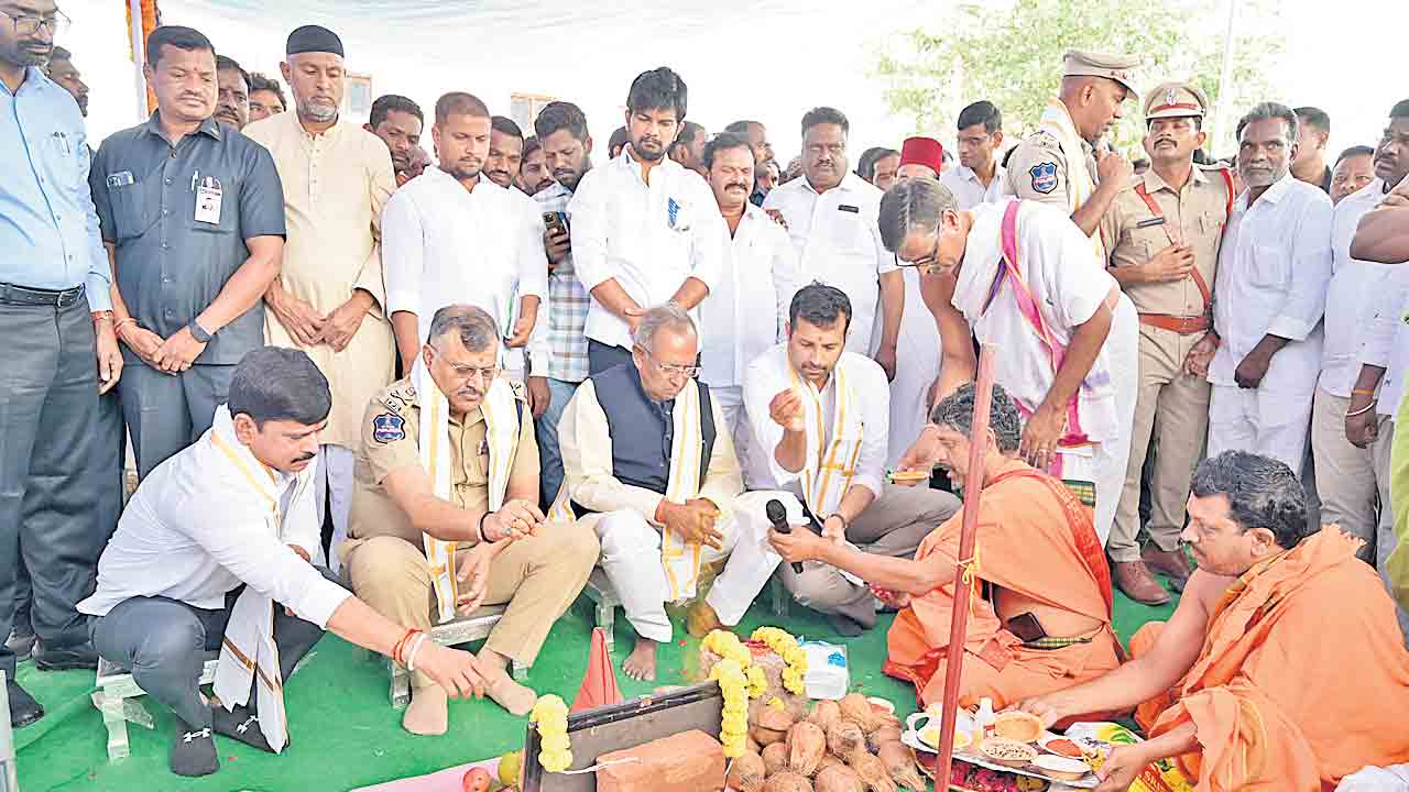 అధికారిక కార్యక్రమాల్లో సీఎం సోదరుడు