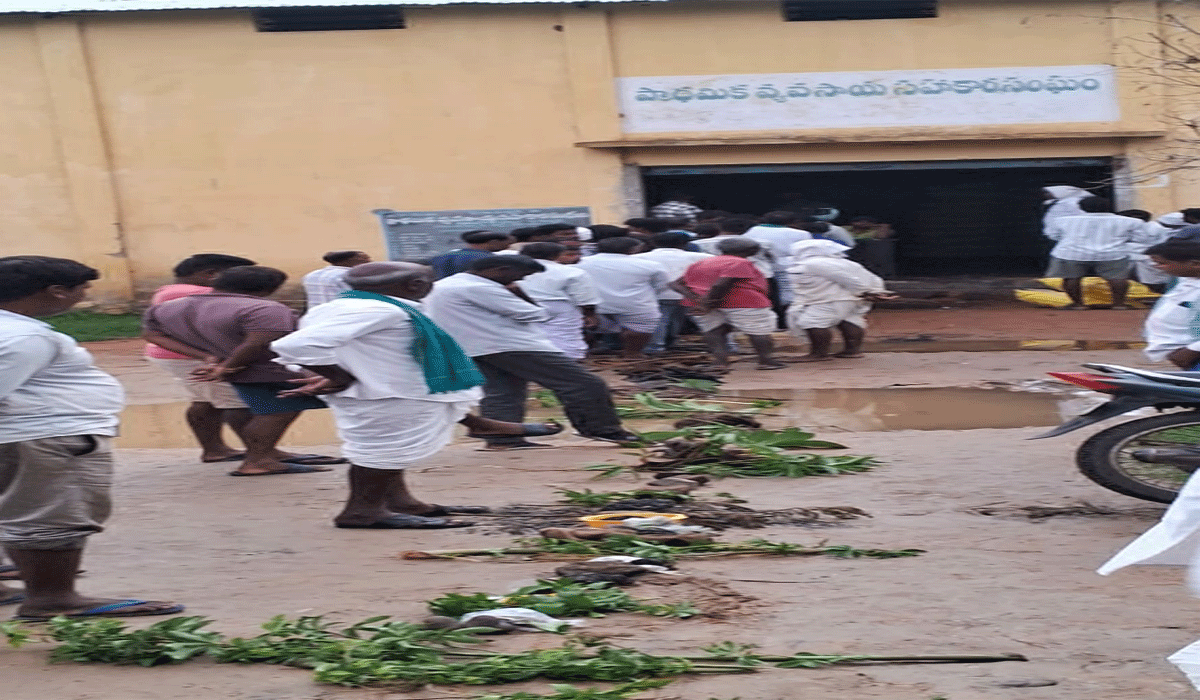 Farmers | ఇస్సాపల్లిలో యూరియా కోసం సొసైటీ వద్ద చెట్ల కొమ్మలు చెప్పులతో క్యూలో నిల్చున్న రైతులు