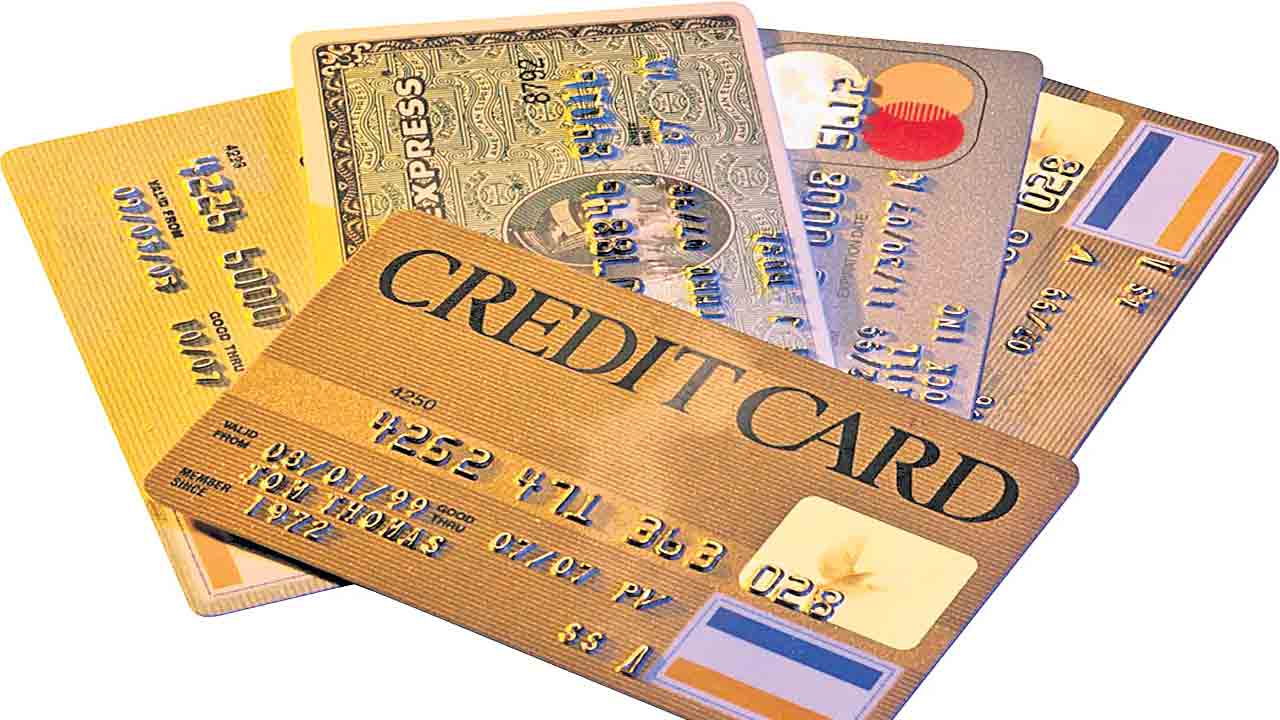 వాడుకుని కట్టట్లేదు.. పెరిగిపోతున్న క్రెడిట్‌ కార్డుల మొండి బకాయిలు