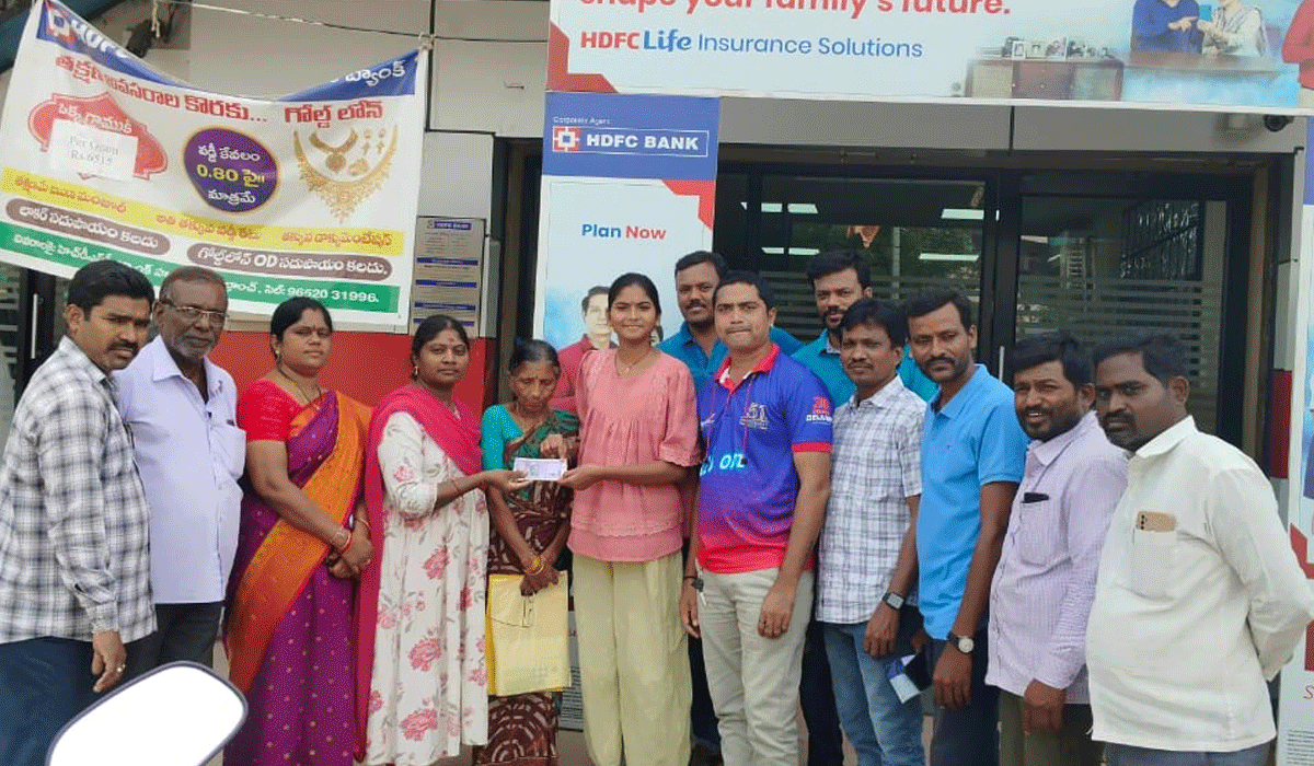 Huzurabad | అనారోగ్యంతో మృతి చెందిన స్నేహితురాలి కుటుంబానికి మిత్రుల చేయూత