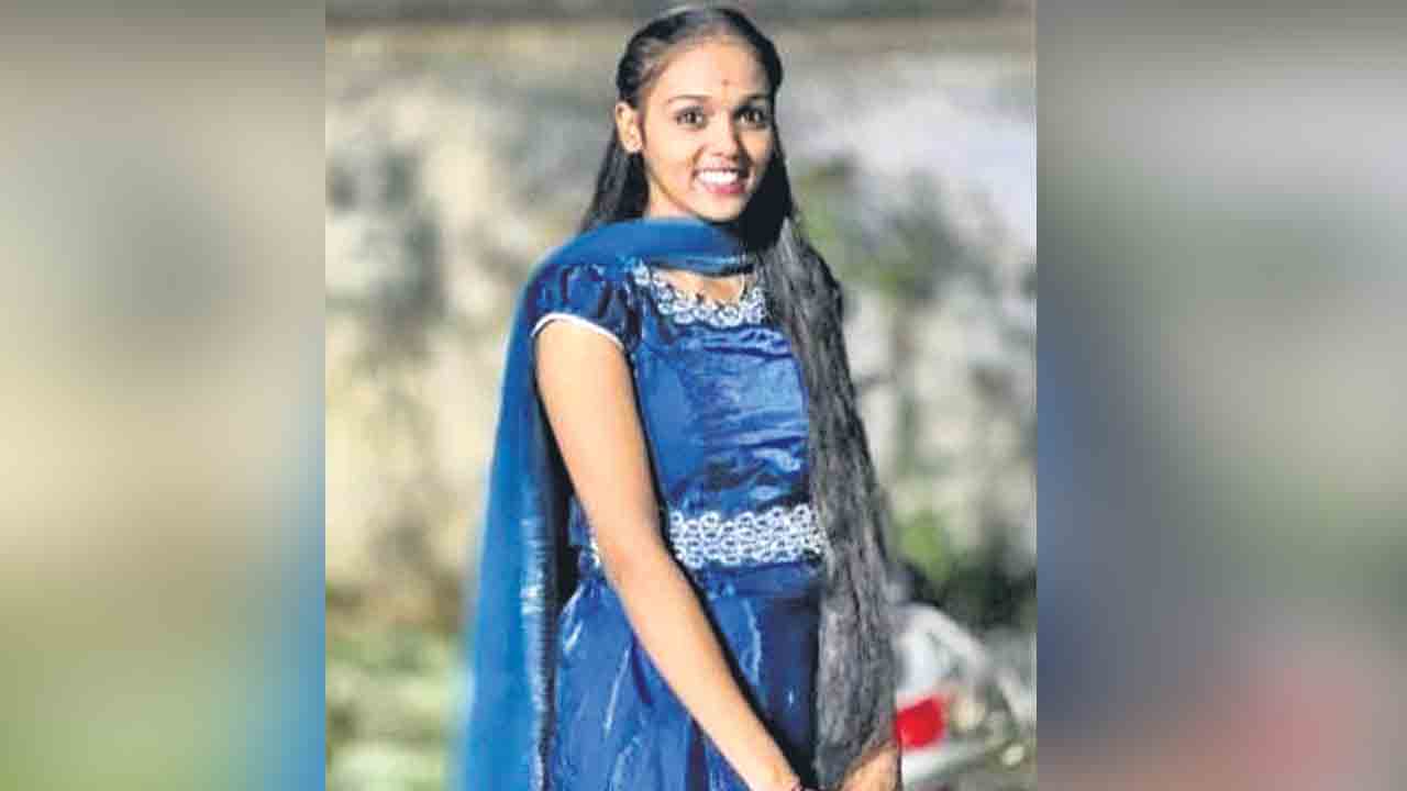 అనుమానాస్పదంగా విద్యార్థిని మృతి