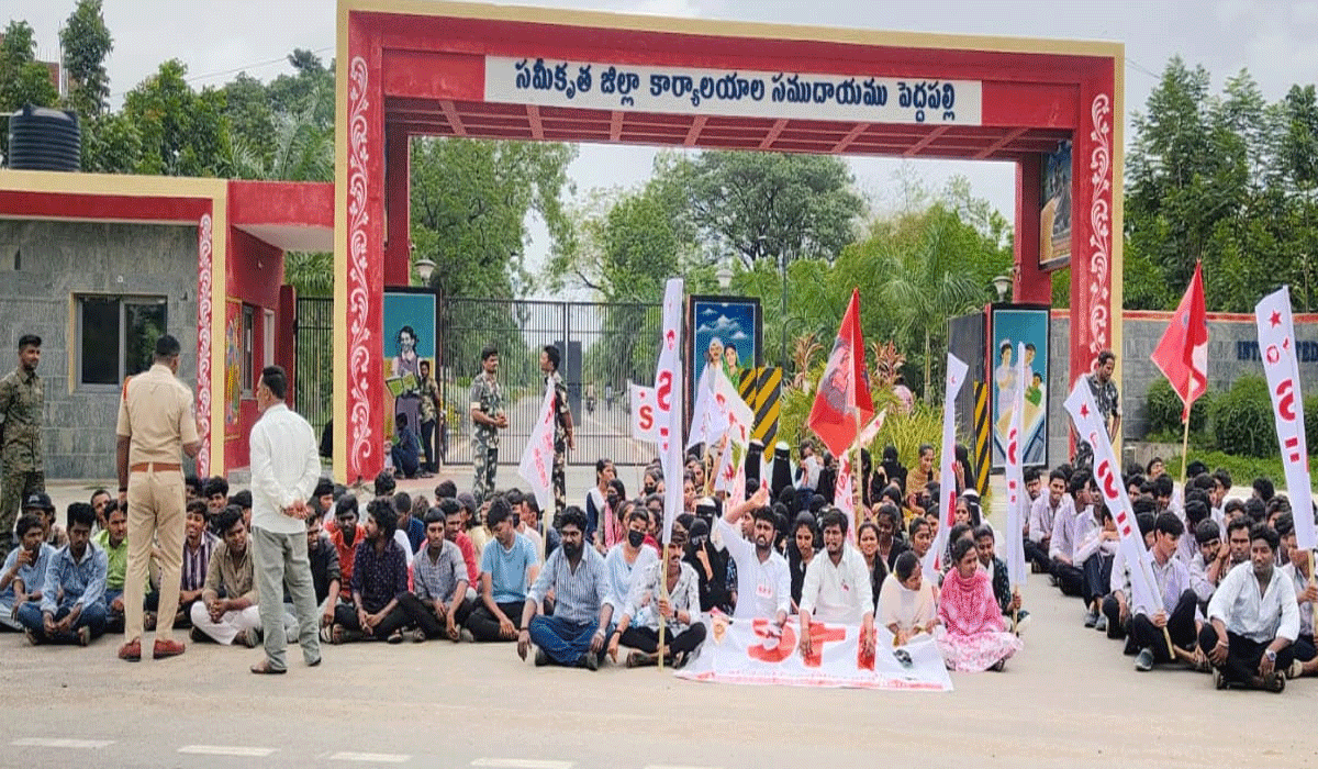 Fee reimbursement | ఫీజు రియింబర్స్మెంట్ బకాయిలు విడుదల చేయాలి.. ఎస్‌ఎఫ్‌ఐ