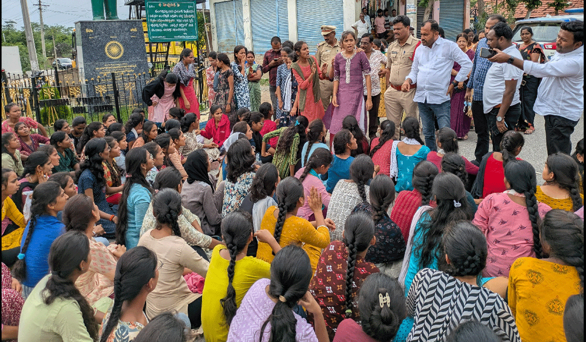 Degree college students | సిరిసిల్లలో రోడ్డెక్కిన గిరిజన మహిళా డిగ్రీ కళాశాల విద్యార్థులు