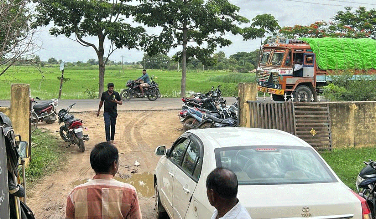 Urea provided to farmers | ‘నమస్తేతెలంగాణ’ కథనానికి అధికారుల స్పందన.. రైతులకు యూరియా అందజేత