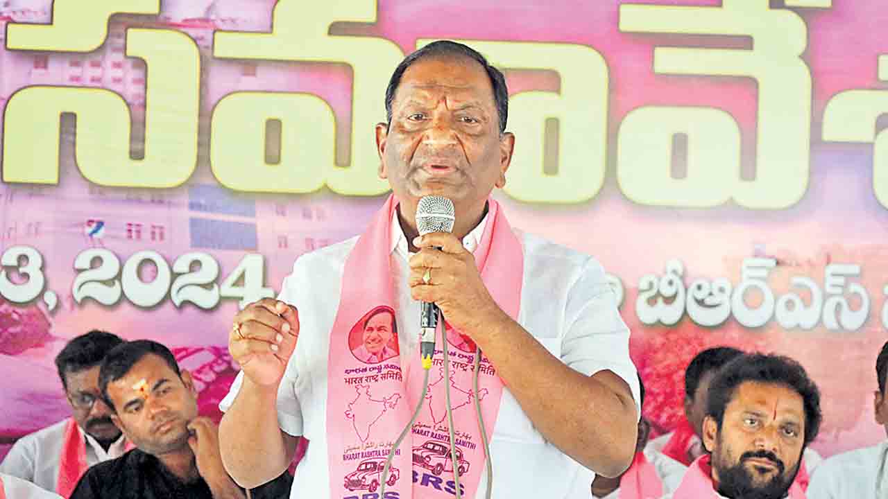ఎరువుల కొరతతో అన్నదాతల అరిగోస
