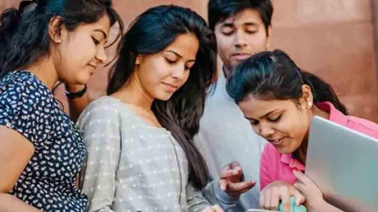 టాపర్లు మన రాష్ట్రంలో చదవట్లే!