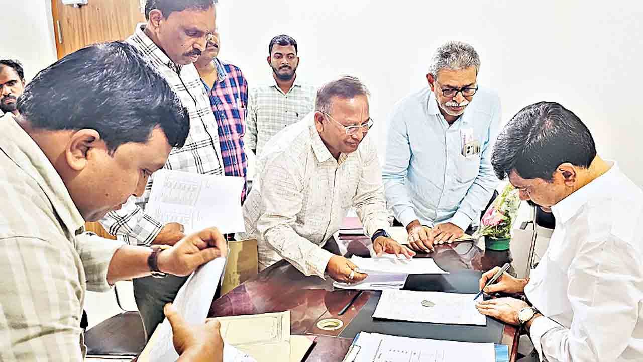 చెక్కుతోపాటు తులం బంగారం ఇవ్వాల్సిందే