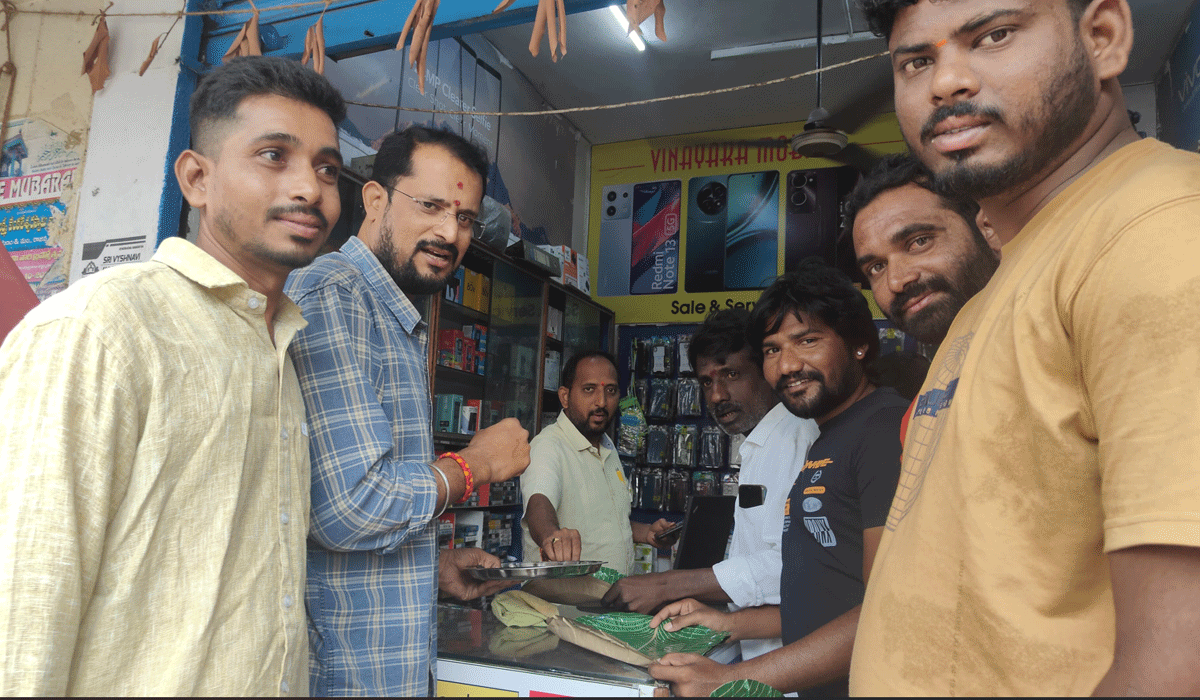 Sircilla BRS | సిరిసిల్లలో విద్యార్థుల సమస్యలపై బీఆర్ఎస్ నేతల భిక్షాటన