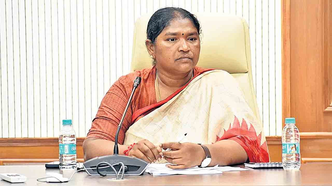 మంత్రి సీతక్క మమ్మల్ని పట్టించుకోదు