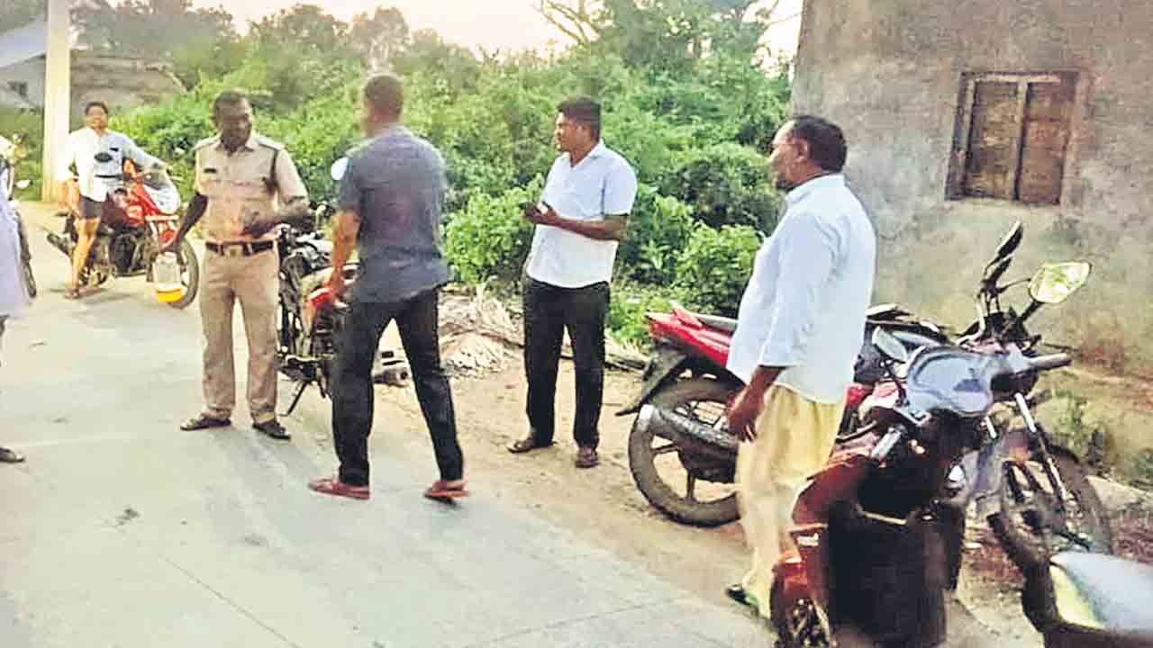 యూరియా కోసం ఆత్మహత్యాయత్నం