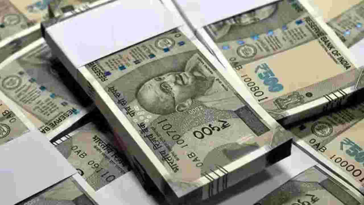 అధిక వడ్డీ ఇస్తామని చెప్పి 140 కోట్లు కొట్టేసిన తండ్రీకొడుకులు