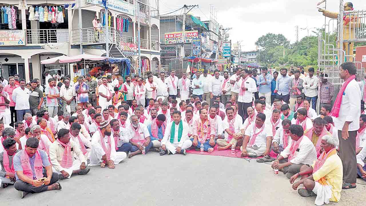 సరిపడా ఎరువులు అందించాలి