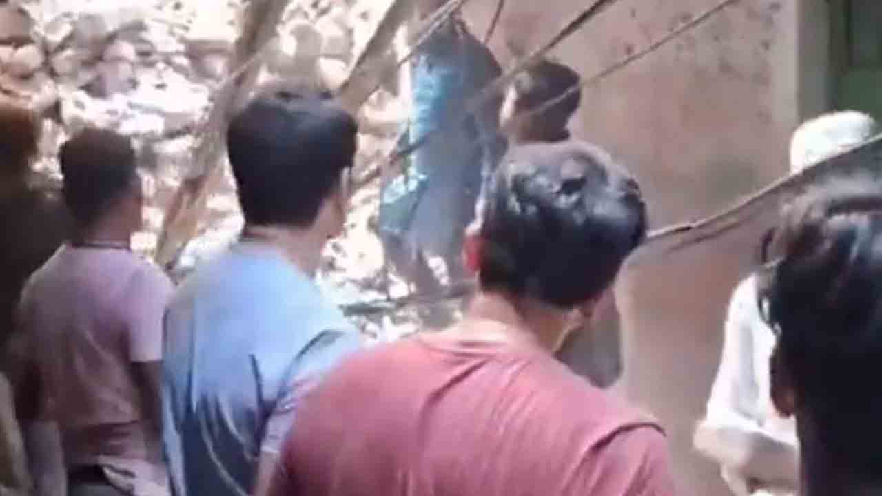 భవనం కూలి ఆరుగురి దుర్మరణం..ఢిల్లీలో ఘటన