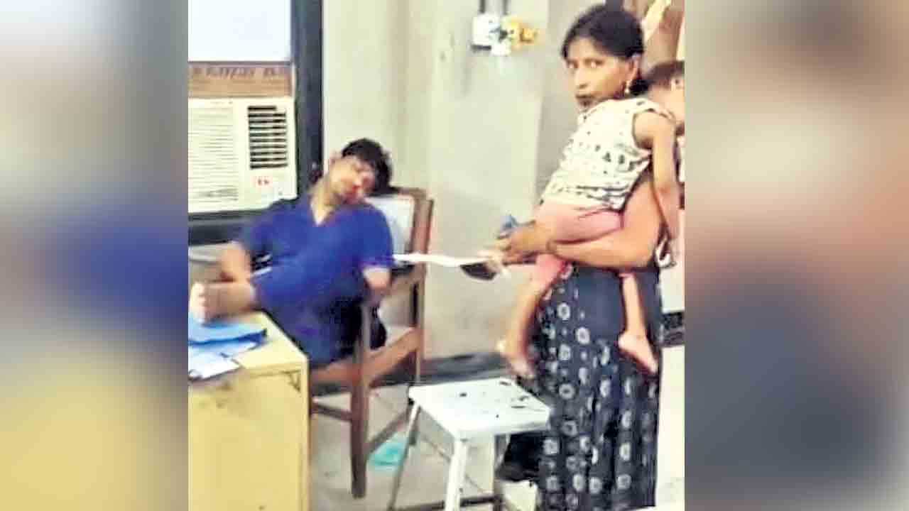 రోగి ప్రాణం పోతున్నా.. నిద్రమత్తులో వైద్యుడు!